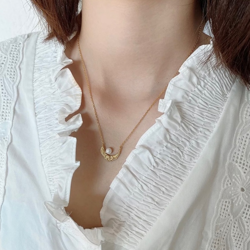 🆕Half Moon Freshwater Pearl Necklace🆕 - Picture 6 of 8